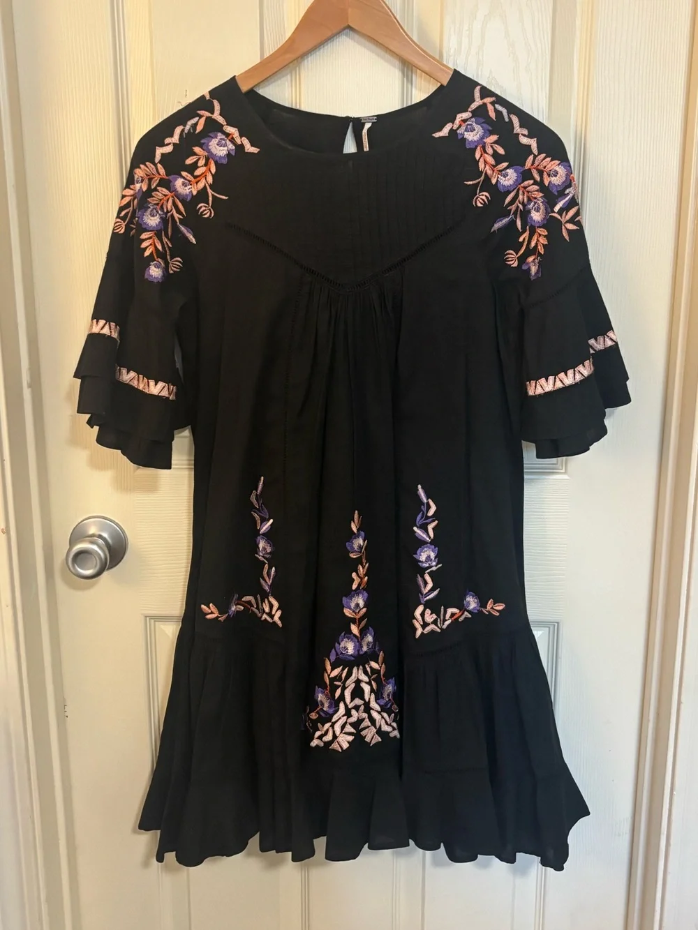 Free People Embroidered Black Mini Dress XS – Fall Boho Floral Back‑to‑School